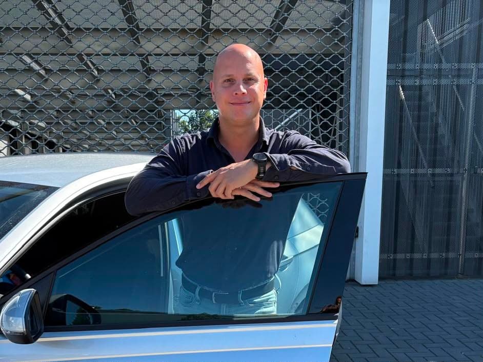 Leroy van Zuyd Automotive bij een auto voor de garage