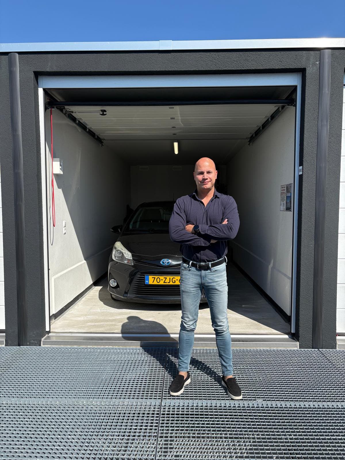 Leroy laat een occasion zien in de garage van Zuyd Automotive in Breda